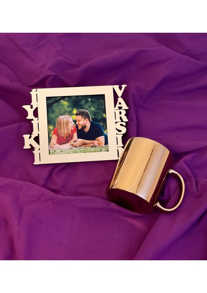 Iyiki Varsın Fotoğraf Standlı Mdf Gold Çerçeve ve Gold Kupa Set