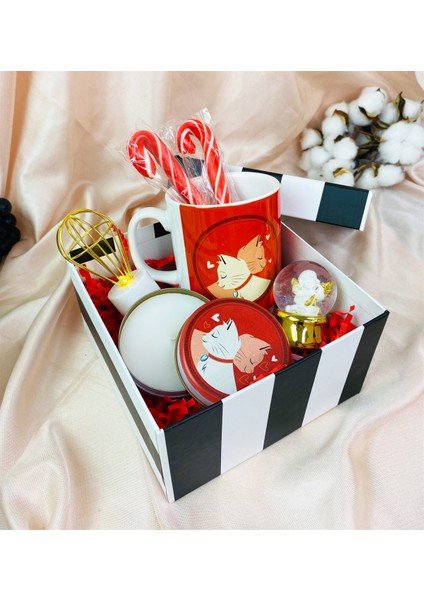 Sevimli Aşık Kediler Tasarımlı Mum Kupa ve Altınyaldızlı Melek Kar Küresi Set