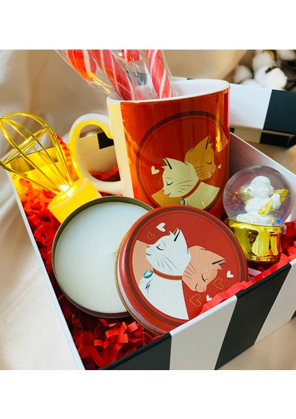 Sevimli Aşık Kediler Tasarımlı Mum Kupa ve Altınyaldızlı Melek Kar Küresi Set fiyatları