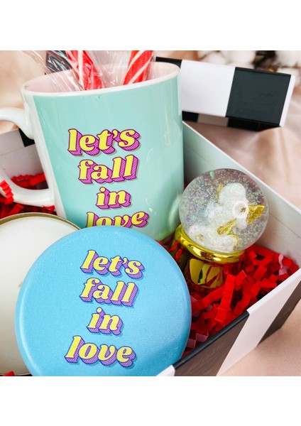 Let's Fall In Love Tasarımlı Mum Kupa Kolonya ve Altınyaldızlı Melek Kar Küresi Set fırsatları