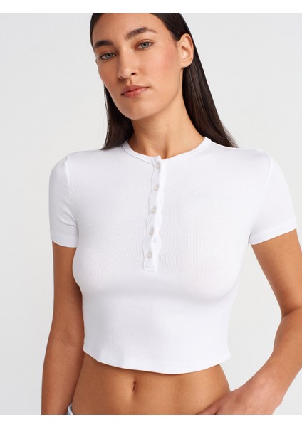 31647 Düğme Detaylı Crop Top-Beyaz fiyatları