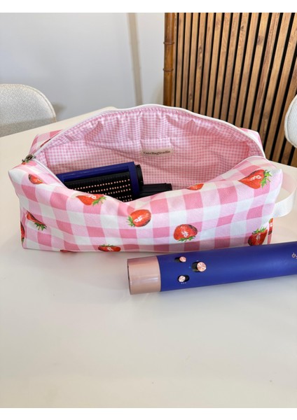 Çilek Desenli Leke Tutmaz Saç Şekillendirici Çantası, Airwrap ve Tüm Saç Şekillendiricilerine Uyumlu çanta, Xl Boy Seyahat Çantası, Büyük Makyaj Çantası,Organizer