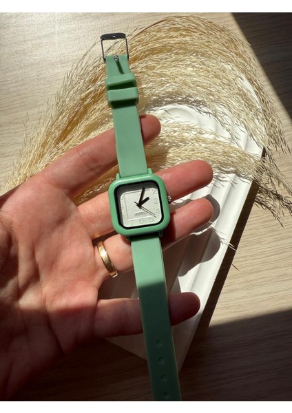 Retro Minimal Vintage Silikon Kordon Kadın Kol Saati Silikon Model