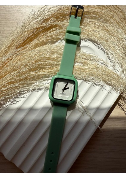 Retro Minimal Vintage Silikon Kordon Kadın Kol Saati Silikon Model indirimleri