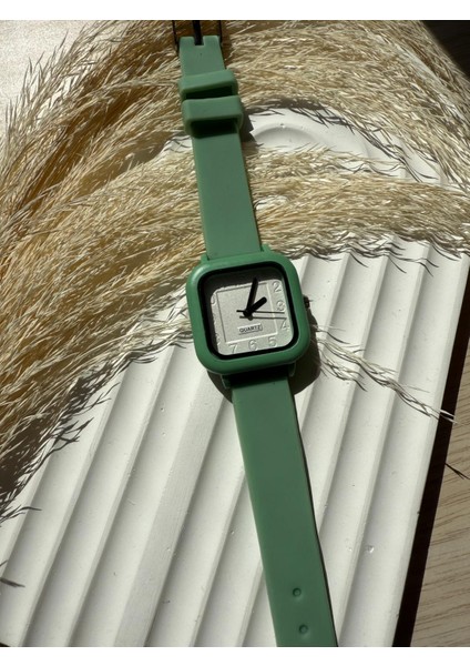 Retro Minimal Vintage Silikon Kordon Kadın Kol Saati Silikon Model