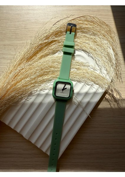 Retro Minimal Vintage Silikon Kordon Kadın Kol Saati Silikon Model