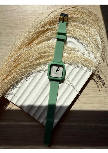 Retro Minimal Vintage Silikon Kordon Kadın Kol Saati Silikon Model