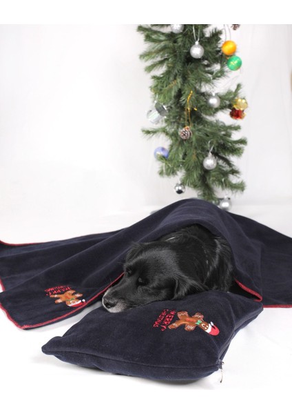 Lacivert polar battaniye ve yastık kılıfı, şık ve sıcak ev dekoru için ideal fırsatları