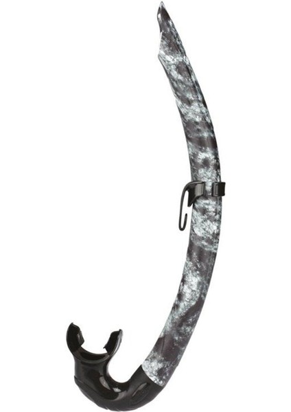 Renkli kamuflajlı snorkel jet set, su altında eğlence ve macera dolu anlar! Mavi