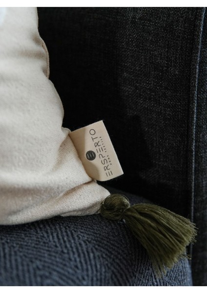 Çiçekli püsküllü keten dekoratif kırlent kılıfı 43x43cm, şık ve rahat tasarım