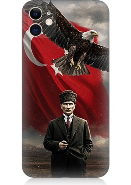 Apple iPhone 11 Uyumlu Bayrak Önünde Mustafa Kemal Atatürk Desenli Silikon Kılıf