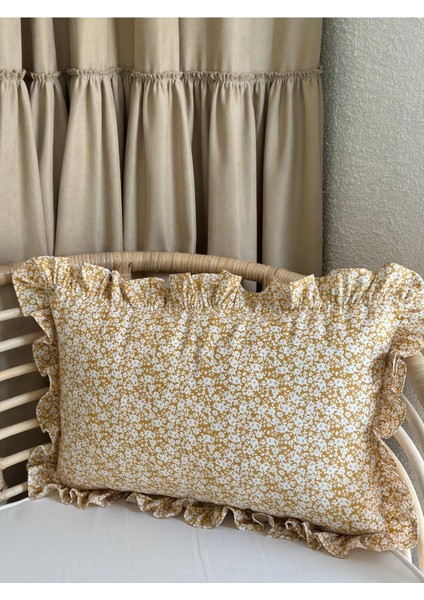 Mini çiçekli sarı pamuklu kırlent kılıfı, şık ve rahat dekorasyon için ideal