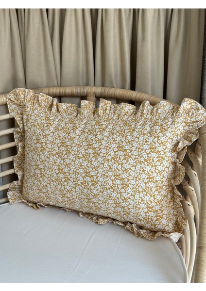Mini çiçekli sarı pamuklu kırlent kılıfı, şık ve rahat dekorasyon için ideal