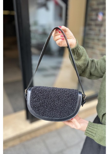 Oval Kesim Peluş Çanta Siyah fırsatları