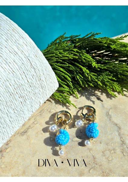 - Lunamaris - Minimal Sallantılı Denizkabuğu ve Incili Charm Kadın Küpe