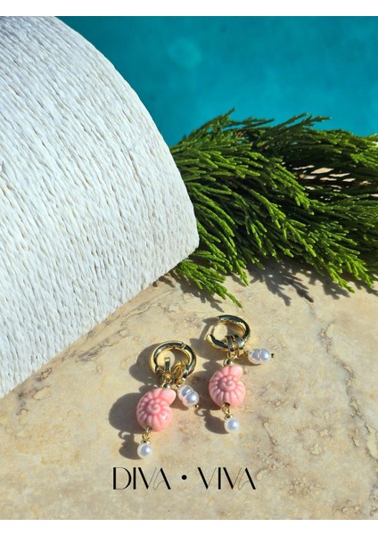 - Lunamaris - Minimal Sallantılı Denizkabuğu ve Incili Charm Kadın Küpe