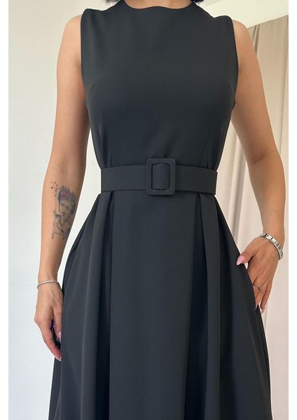 Siyah Halter Yaka Kloş Elbise