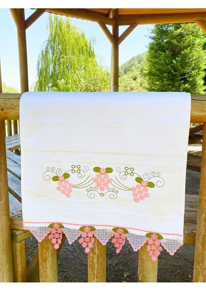 Pembe işlemeli pamuklu el havlusu, şık ve yumuşak dokusu ile günlük kullanımınıza uygun