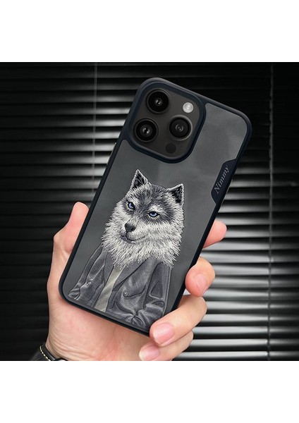 iPhone 15 Pro Max Uyumlu 3D Kıyafet Kurt Detaylı Nakış İşlemeli Kabartmalı Fashion Pet Kılıf