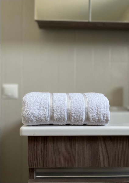 Beyaz 50x90cm Yumuşak Pamuklu El ve Yüz Havlusu, şık ve rahat kullanım için ideal