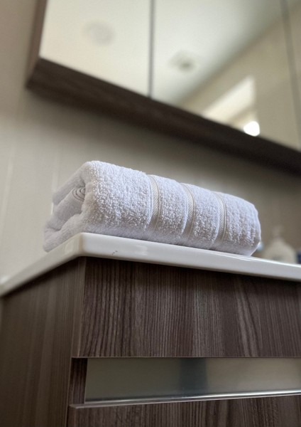 Beyaz 50x90cm Yumuşak Pamuklu El ve Yüz Havlusu, şık ve rahat kullanım için ideal fiyatları