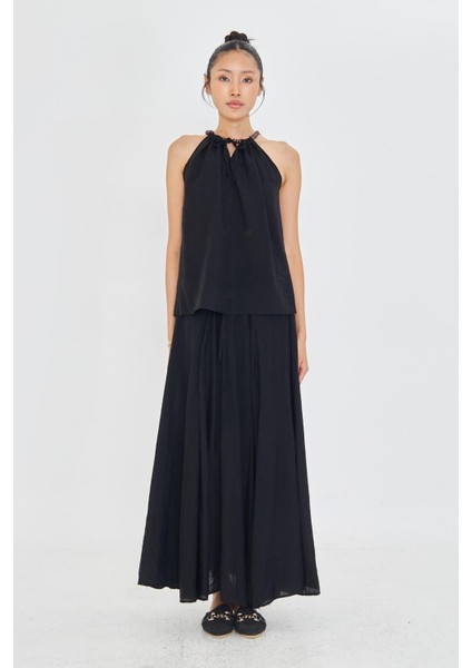 Sıfır Kollu Boncuk Detaylı Halter Yaka Bluz modelleri