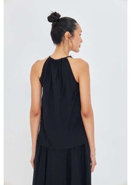 Sıfır Kollu Boncuk Detaylı Halter Yaka Bluz fırsatları