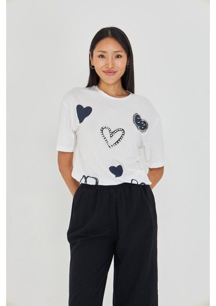 Çoklu Kalp Baskılı Taşlı T-Shirt