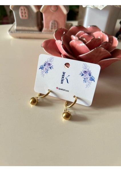 Gold Halka Küpe – Sallantılı Top Detaylı, Zarif ve Modern Klips Kapama, Paslanmaz Çelik