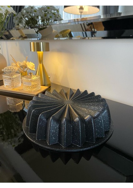 Siyah Döküm Kek ve Tart Kalıbı, dayanıklı ve şık mutfak gereci