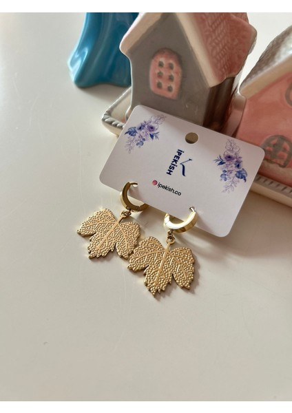 Gold Yaprak Figürlü, Halka Küpe – Kararmaz, Paslanmaz Çelik, Şık ve Doğal Tasarım