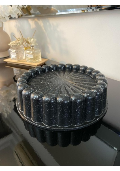 Siyah döküm kek ve tart kalıbı, dayanıklı ve şık pişirme aracı