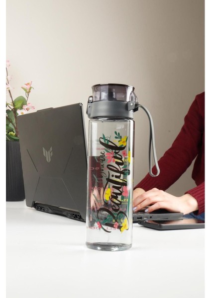 Desenli 800 ml su matara, hafif ve şık tasarım, antrasit renk, sağlıklı kullanım indirimleri