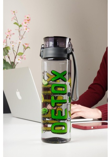 Desenli 800 ml su matara, hafif ve şık tasarım, antrasit renk, sağlıklı kullanım