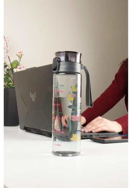 Desenli 800 ml su matara, hafif ve şık tasarım, antrasit renk, sağlıklı kullanım
