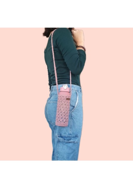 Pembe renkli spor matara ve taşıma çantası, şık ve pratik kullanım sağlar.