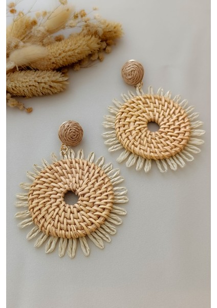 Hasır Yuvarlak Büyük Boy Püsküllü Krem Kahve Yaz Elbise Çanta Kombin Sallantılı Küpe modelleri