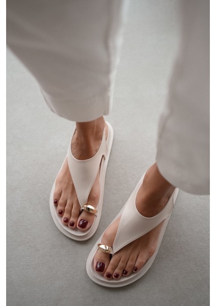 Shay Parmak Arası Gold Aksesuarlı Kadın Sandalet- Ekru