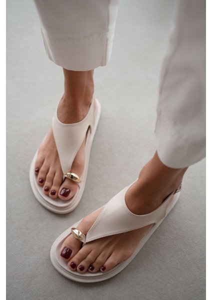 Shay Parmak Arası Gold Aksesuarlı Kadın Sandalet- Ekru fırsatları