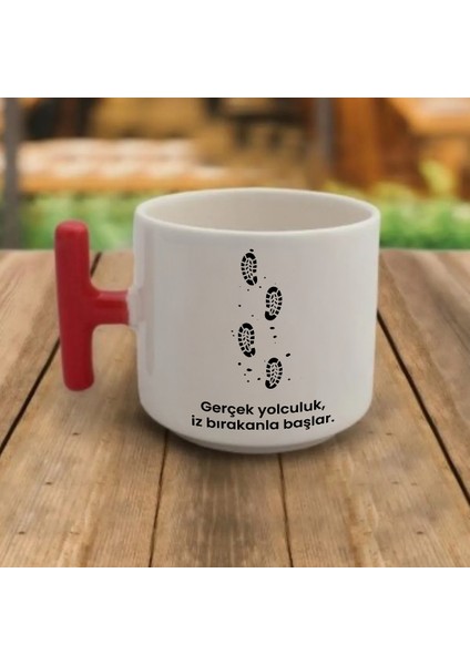 "gerçek Yolculuk, Iz Bırakanla Başlar." Yazılı Kırmızı Kulplu Kupa Bardak - DZB46