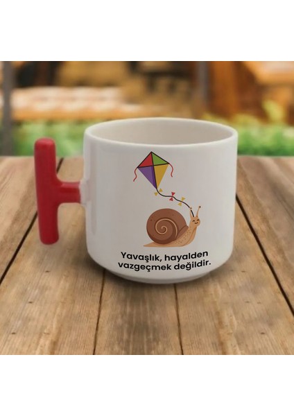 "yavaşlık, Hayalden Vazgeçmek Değildir." Yazılı Kırmızı Kulplu Kupa Bardak - DZB50