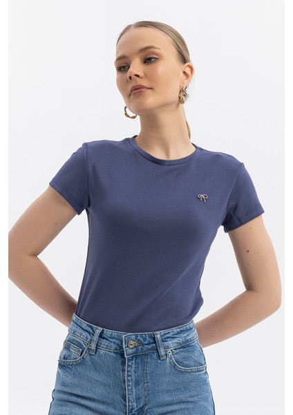 Göğüste Metal Fiyonk Detaylı Cloudtouch Premium Bisiklet Yaka Kısakol T-Shirt fırsatları