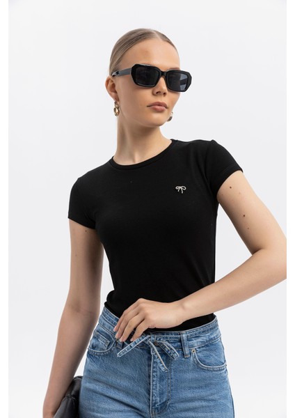 Göğüste Metal Fiyonk Detaylı Cloudtouch Premium Bisiklet Yaka Kısakol T-Shirt