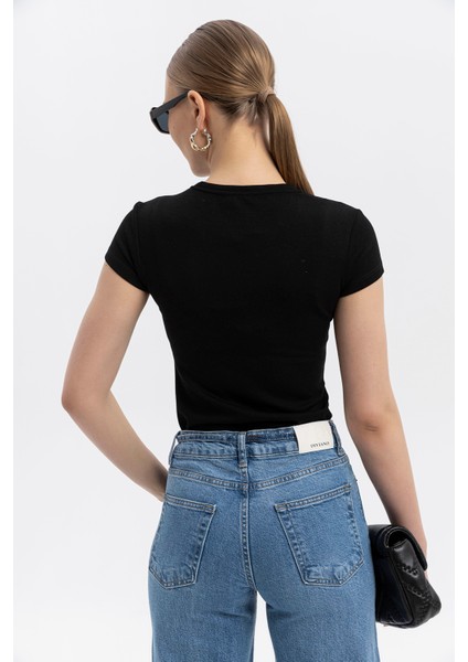 Göğüste Metal Fiyonk Detaylı Cloudtouch Premium Bisiklet Yaka Kısakol T-Shirt