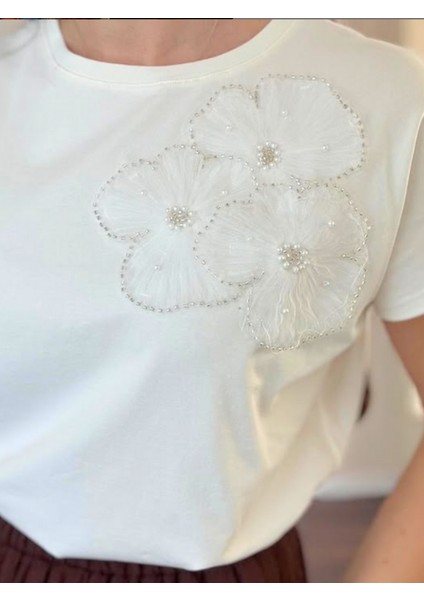 Çiçek Detaylı Dantel Inci ve Boncuk Işlemeli Pamuklu Tshirt