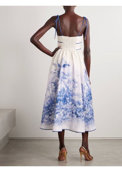 Beyaz Üzerine Mavi Geniş Baskılı Omuzdan Bağlamalı Sırtı Büzgülü Yazlık Pamuklu Elbise