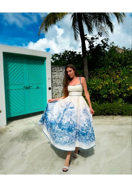Beyaz Üzerine Mavi Geniş Baskılı Omuzdan Bağlamalı Sırtı Büzgülü Yazlık Pamuklu Elbise modelleri