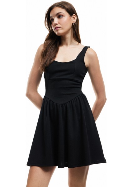 U Yaka Kolsuz Dikiş Detaylı Astarlı Viskon Karışımlı Mini Kloş Elbise