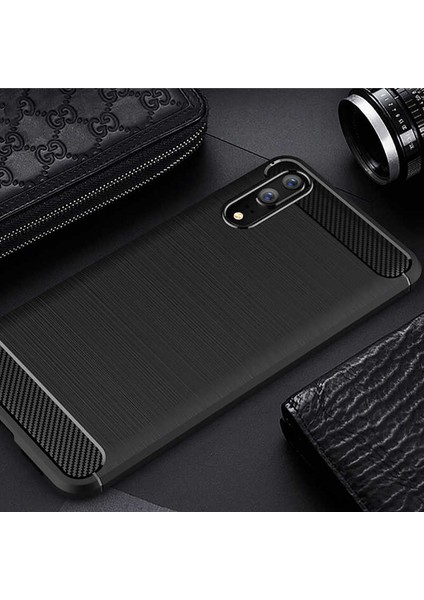 Huawei P20 ile Uyumlu Kamera Korumalı Darbe Önleyici Carbon Brushed Silikon Kılıf