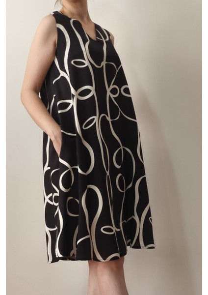 V Yaka Siyah Beyaz Desenli Sıfır Kol Maksi Elbise modelleri